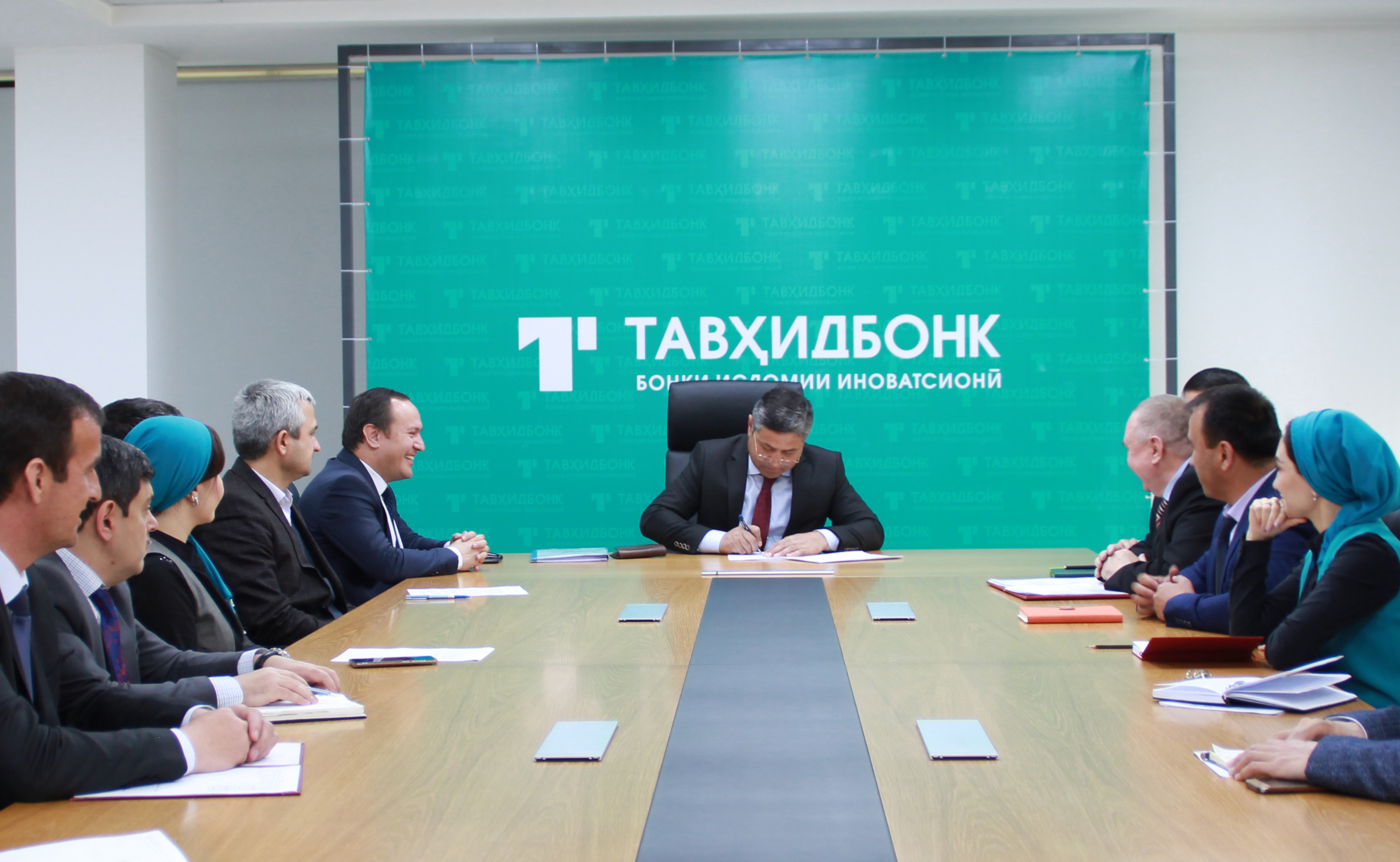 Подписан Меморандум о взаимопонимании (MoU) между Исламским Банком Развития и ОАО «Тавхидбанк» по сотрудничеству в сфере расширения экономических возможностей в Республике Таджикистан 